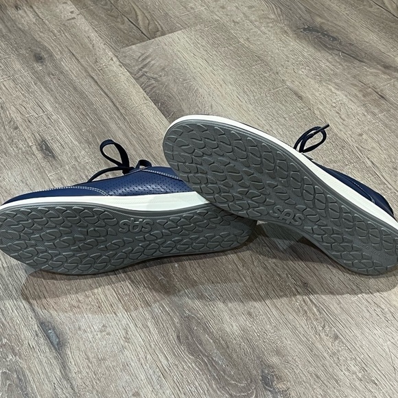 $210 New SAS 9.5 Narrow Women’s Sporty Lux Lace Sneaker Leather Navy Shoe - Picture 9 of 11